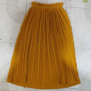 Elegant Mustard Pleated Skirt